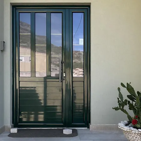 In With House Sea View 아파트 Duće